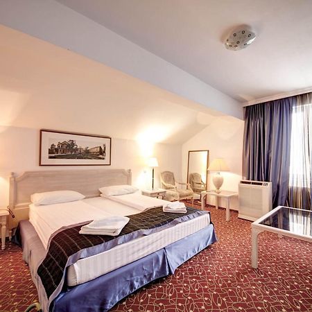 Visconti Militari Hotel Bukares Bagian luar foto