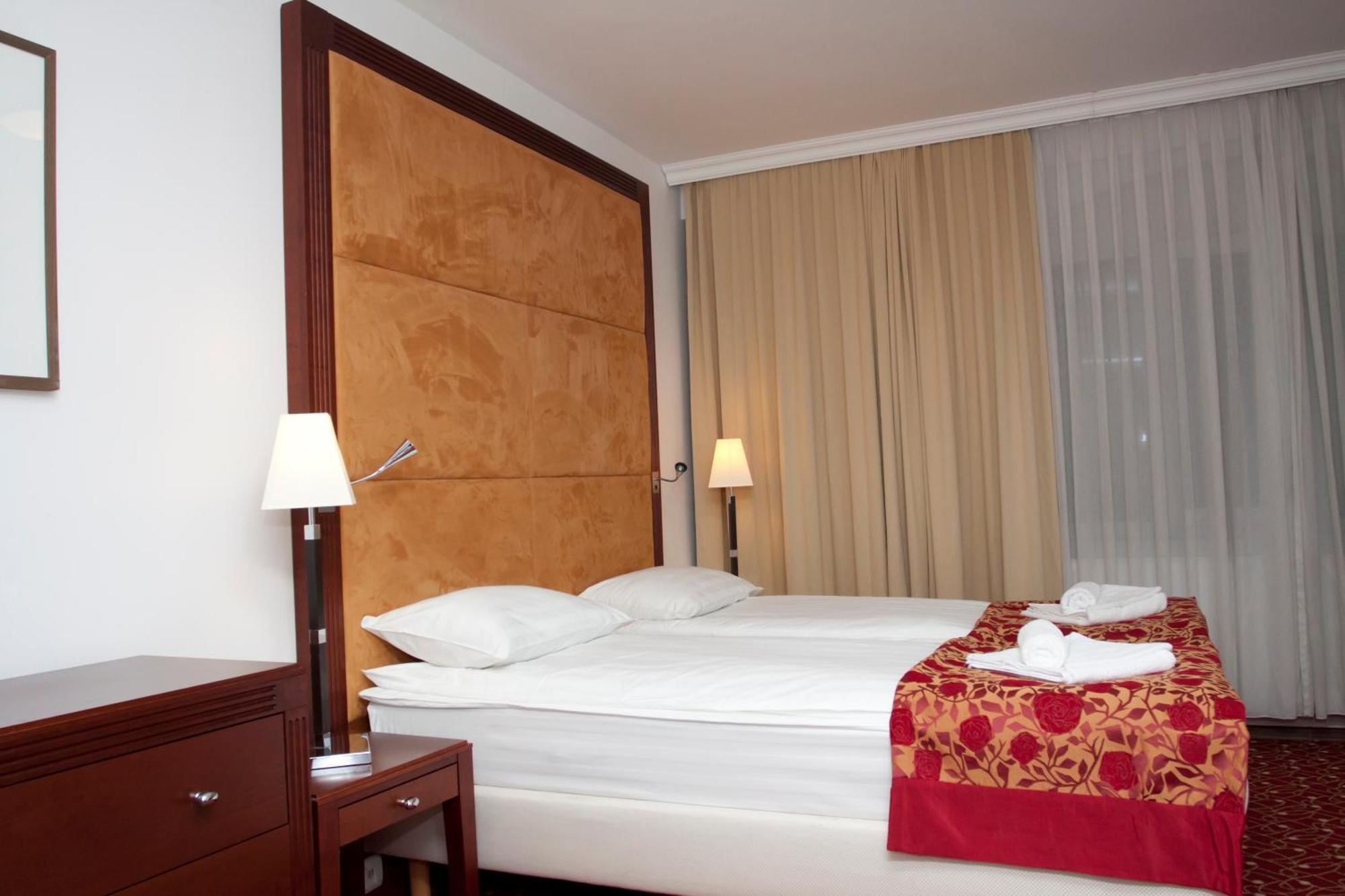 Visconti Militari Hotel Bukares Bagian luar foto